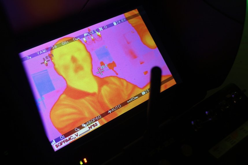 Drohnenpilot Sven Kaleta und Kollege Marco F&uuml;rstner bereiten ihre Technik vor