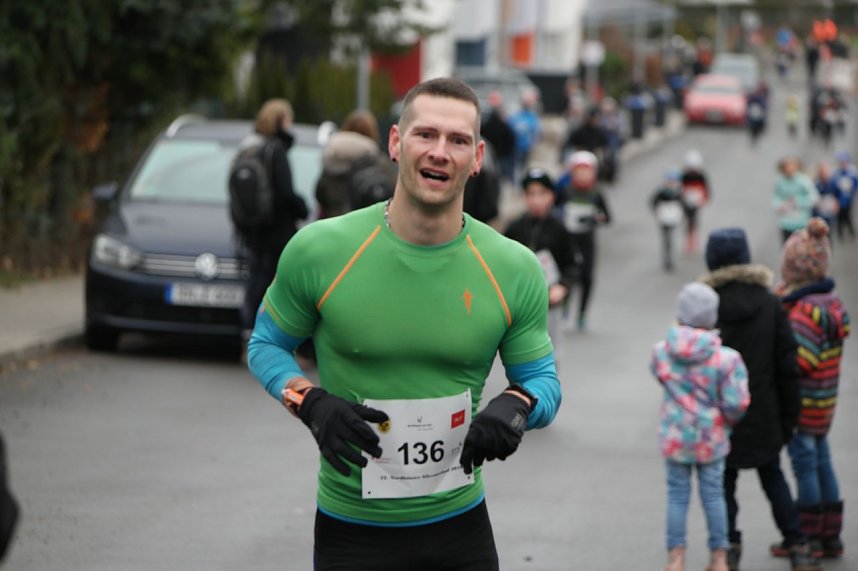 32. Silvesterlauf in Nordhausen: Sebastian Hartmann siegt &uuml;ber 3,9 km bei den M&auml;nnern.