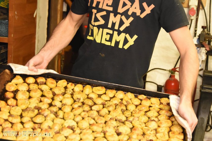 Kartoffelscheibenessen