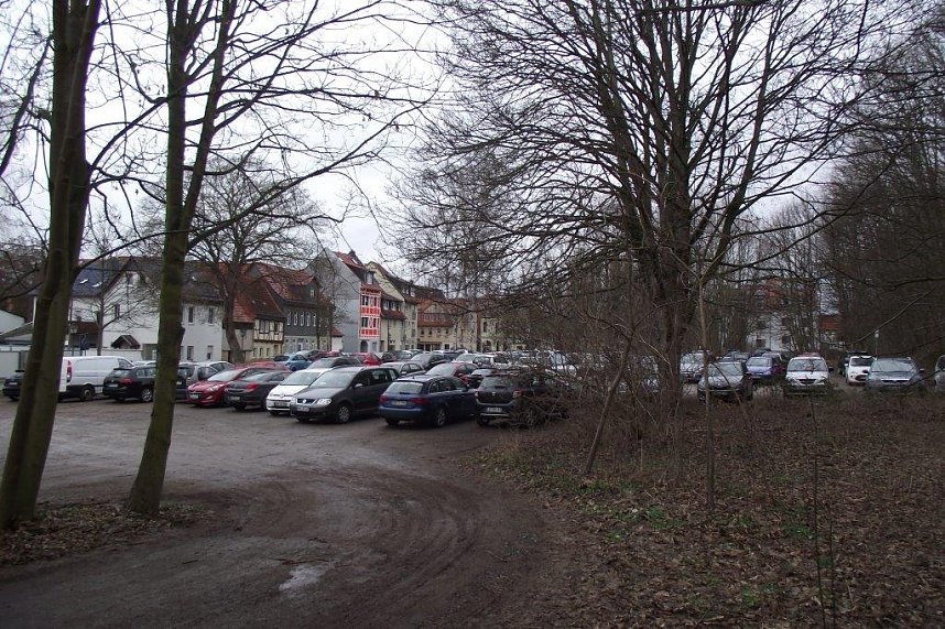 F&uuml;r eine Bebauung zur Verf&uuml;gung steht auch der zurzeit als Parkplatz genutzte Bereich zwischen Neuer Weg und Weidenstra&szlig;e.