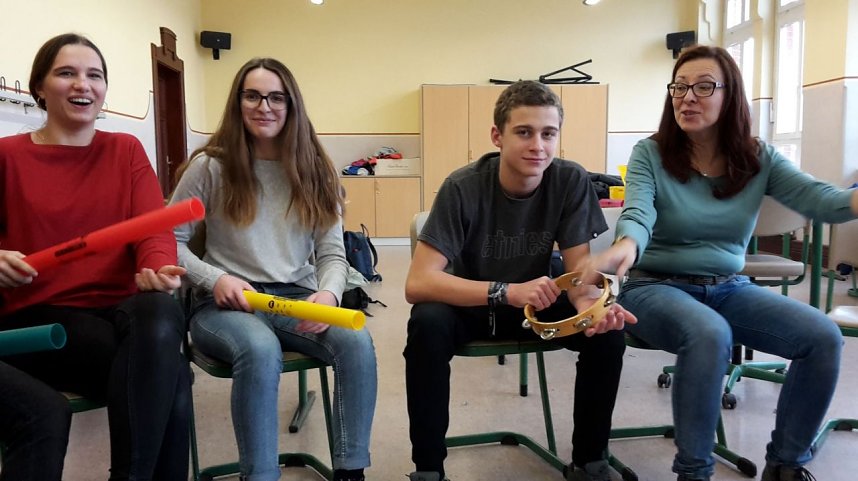 Mittendrin und nicht nur dabei - Musiklehrerin Irina Gemsa mit Workshopteilnehmern