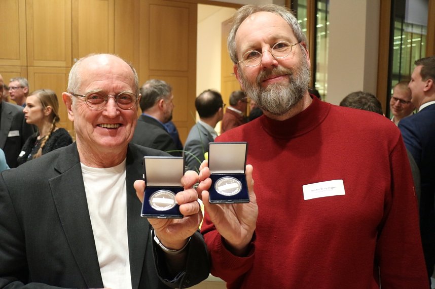 Die Professoren J&uuml;rgen Poerschke (l.) und Folker Fl&uuml;ggen wurden mit der Ehrenmedaille der Hochschule geehrt.