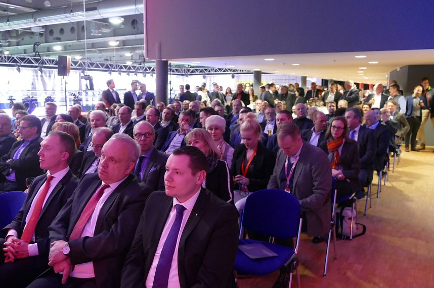 Automobilmesse in Erfurt am Abend er&ouml;ffnet