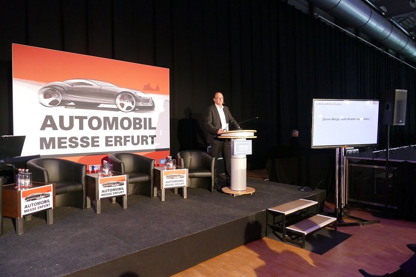 Automobilmesse in Erfurt am Abend er&ouml;ffnet