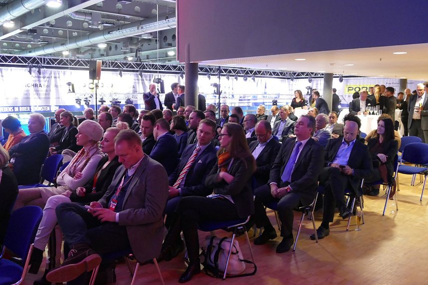 Automobilmesse in Erfurt am Abend er&ouml;ffnet