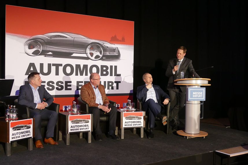 Automobilmesse in Erfurt am Abend er&ouml;ffnet