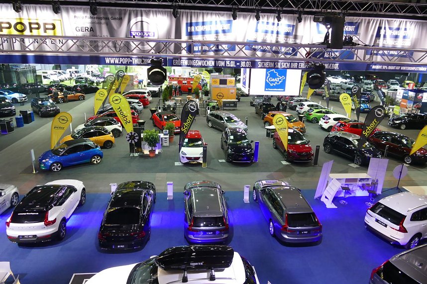 Automobilmesse in Erfurt am Abend er&ouml;ffnet