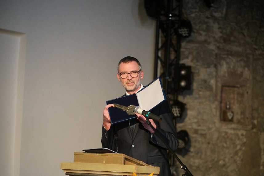 Hans-Christoph Wisch mit dem Schl&uuml;ssel, den er vor zehn Jahren erhielt