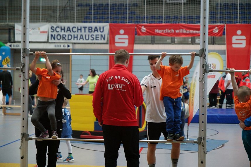 Die J&uuml;ngsten testeten Fitness und Geschicklichkeit