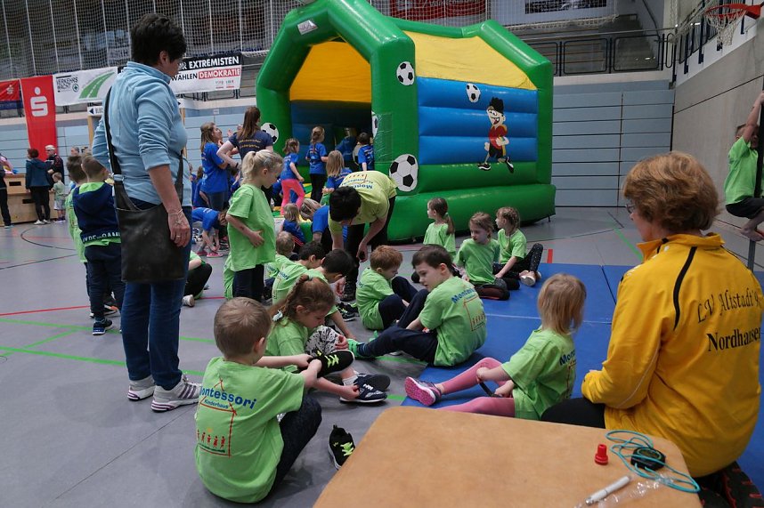 Die J&uuml;ngsten testeten Fitness und Geschicklichkeit