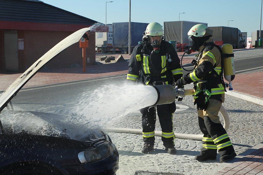 Auto brannte auf Rastplatz aus