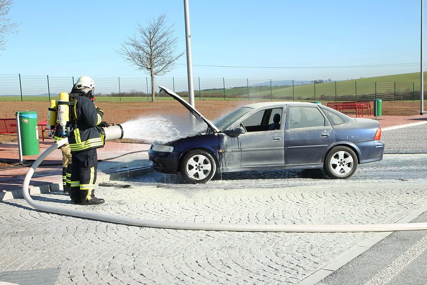 Auto brannte auf Rastplatz aus