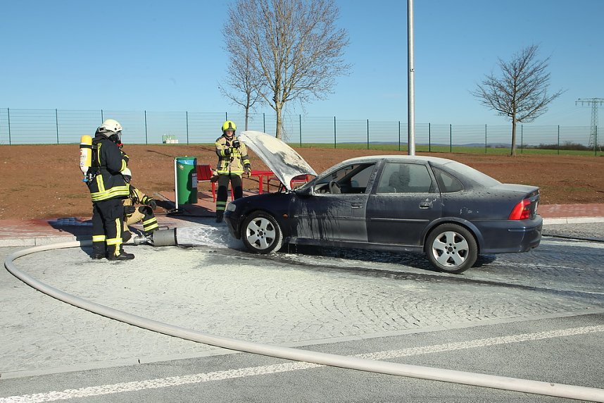 Auto brannte auf Rastplatz aus