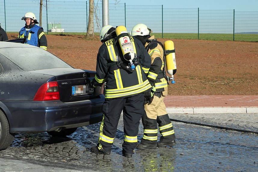 Auto brannte auf Rastplatz aus