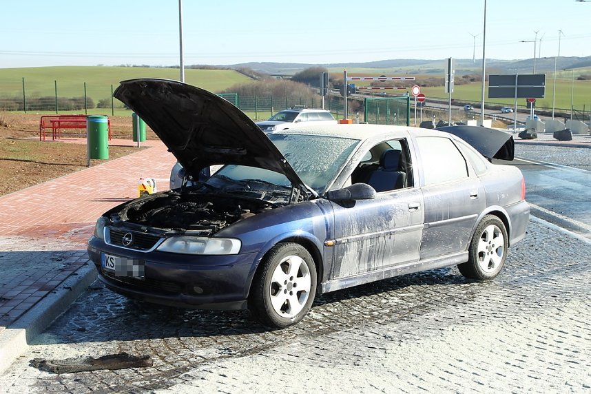 Auto brannte auf Rastplatz aus