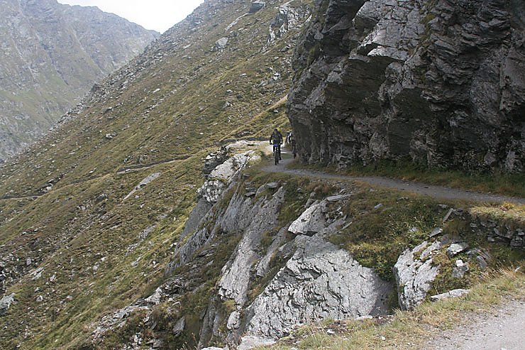 Immer sch&ouml;n eng am Berg.