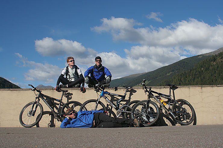 Sitzen auf der Staumauer.