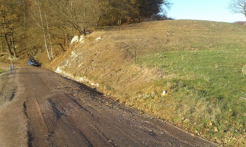 Der felsige Hang am 17.11.2018: Vom Hangfu&szlig; wurden ca. 50 cm Gestein weggeschnitten, der alte Feldweg aufgesch&uuml;ttet und verbreitert.
