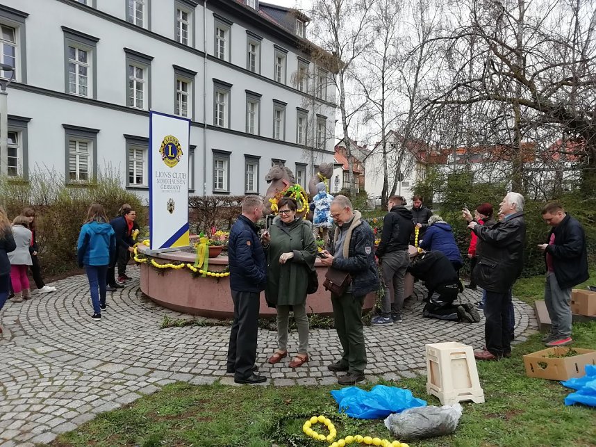 Flei&szlig;ig geschm&uuml;ckt - der Meerpferdbrunnen ist bereit f&uuml;r das Brunnenfest