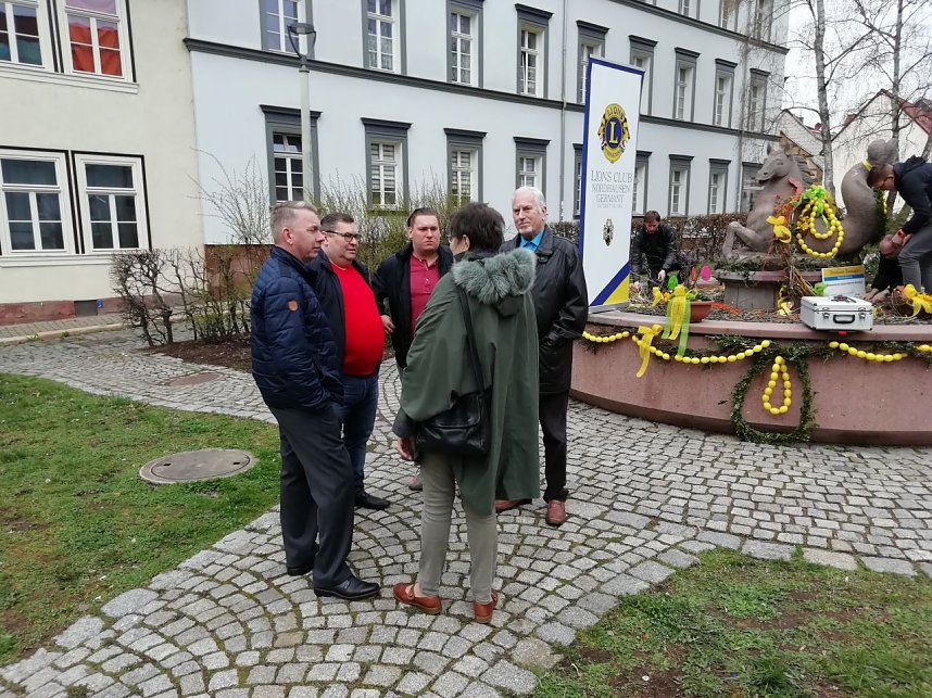 Flei&szlig;ig geschm&uuml;ckt - der Meerpferdbrunnen ist bereit f&uuml;r das Brunnenfest