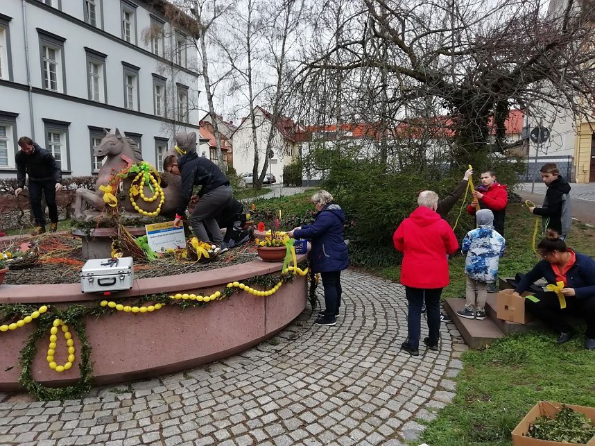 Flei&szlig;ig geschm&uuml;ckt - der Meerpferdbrunnen ist bereit f&uuml;r das Brunnenfest