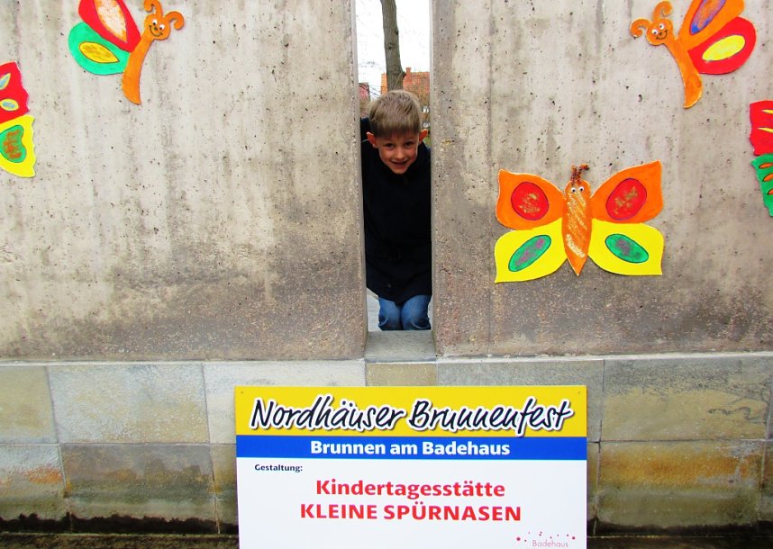 Knirpse aus Ost bereiten Brunnenfest vor