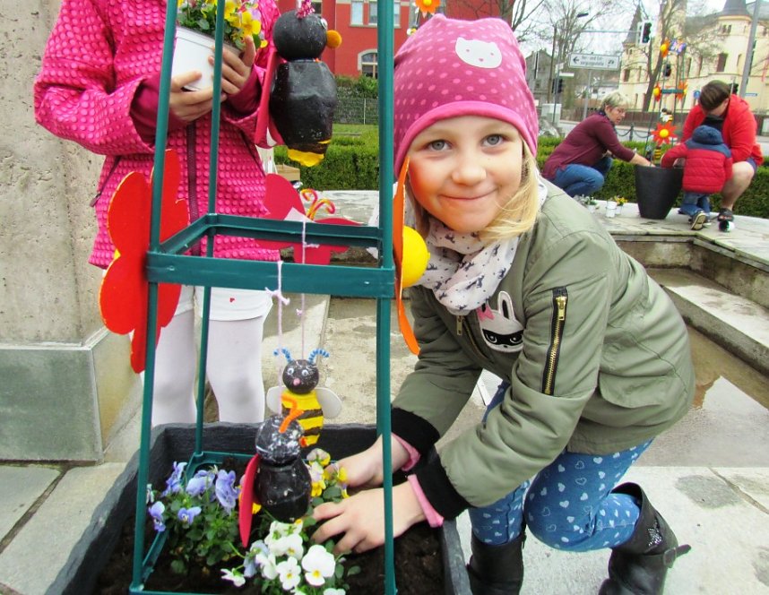 Knirpse aus Ost bereiten Brunnenfest vor