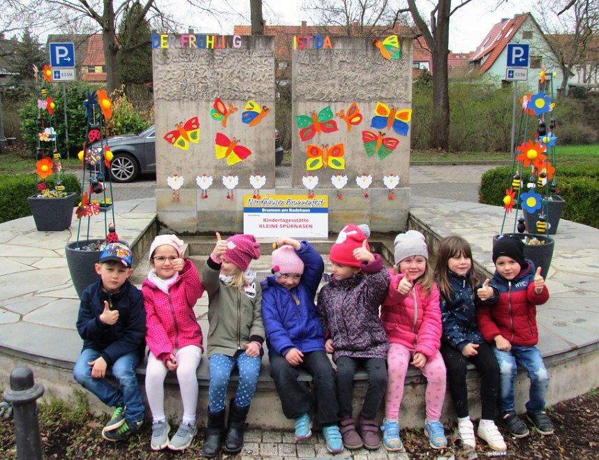 Knirpse aus Ost bereiten Brunnenfest vor