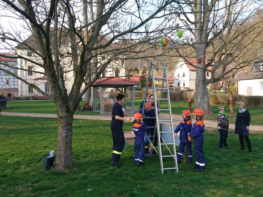 Die Jugendfeuerwehr Neustadt-Osterode schm&uuml;ckt den Kurpark