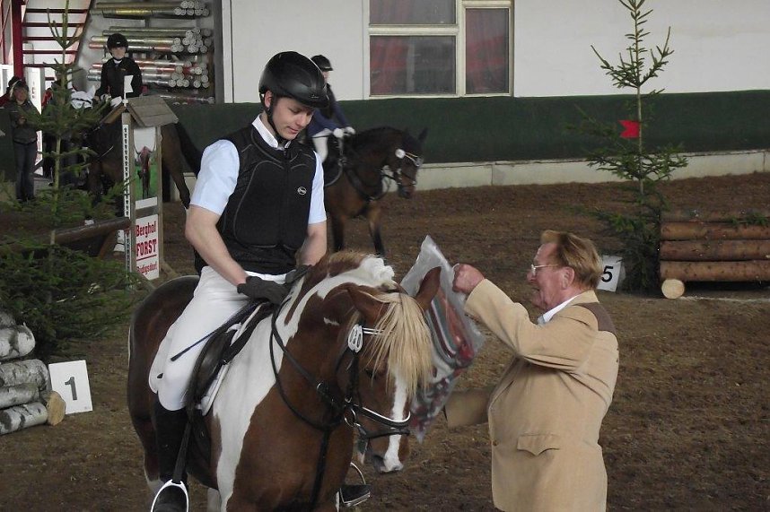 Hoch zu Ross &uuml;ber viele Hindernisse durch die Halle