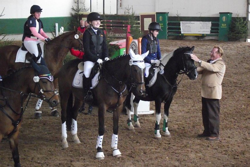 Hoch zu Ross &uuml;ber viele Hindernisse durch die Halle