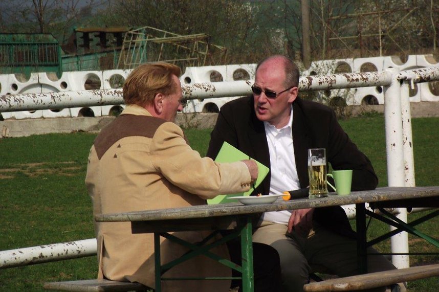 Hoch zu Ross &uuml;ber viele Hindernisse durch die Halle