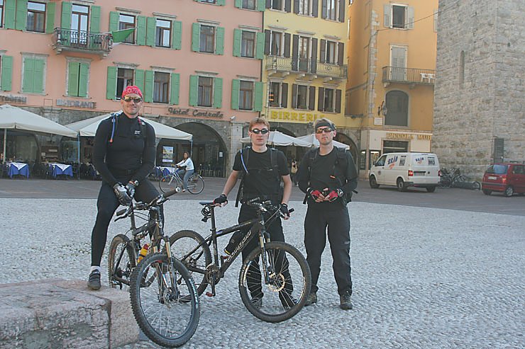 Auf dem Hafenvorplatz von Riva.