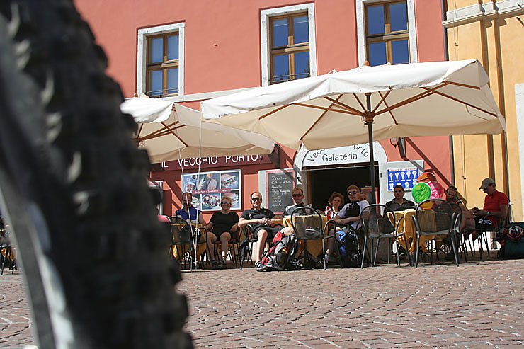 Cafe im Hafen von Riva.