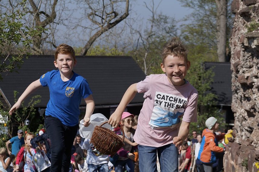 Ostereiersuche auf der Ebersburg