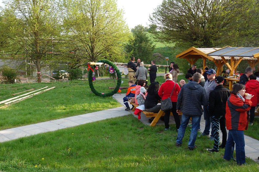 Maibaum in Herreden gesetzt