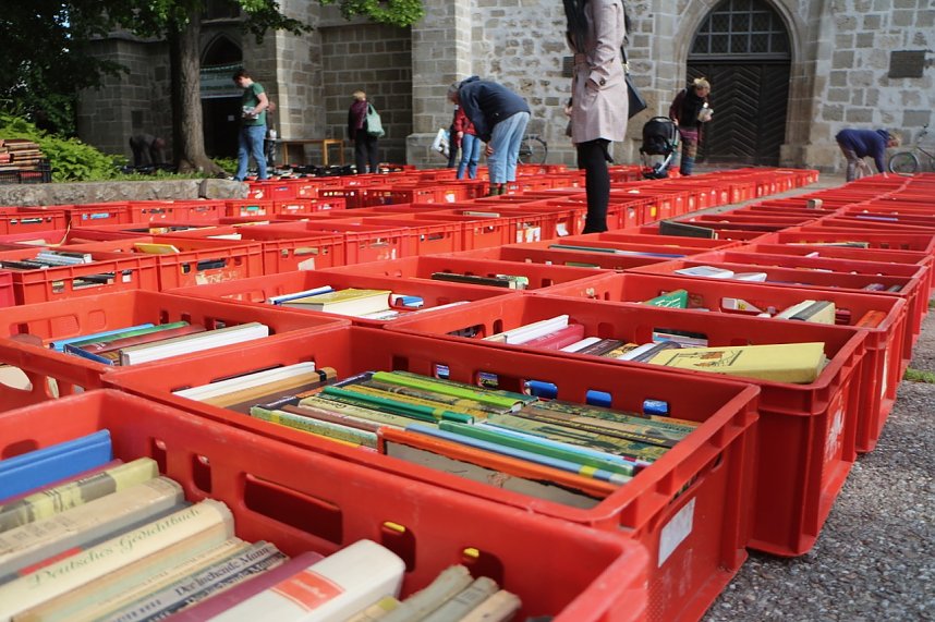 Kila-B&uuml;cherflohmarkt auf dem Blasii-Kirchplatz