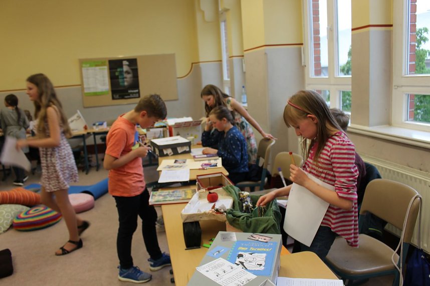 Schm&ouml;kern in den Lesekisten der Mitsch&uuml;ler