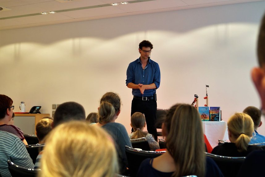 Lukas Hainer stellt sein Buch vor