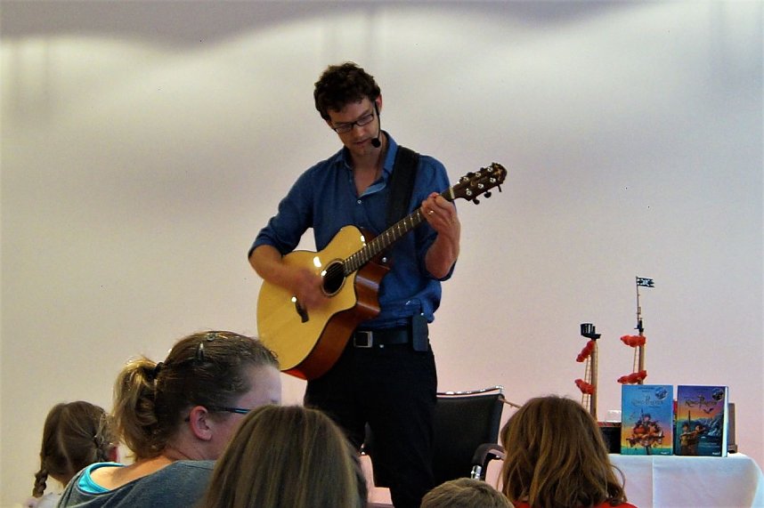 Lukas Hainer stellt sein Buch vor