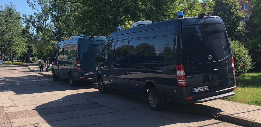 Die Polizei ist mit mehreren Fahrzeugen am Tatort