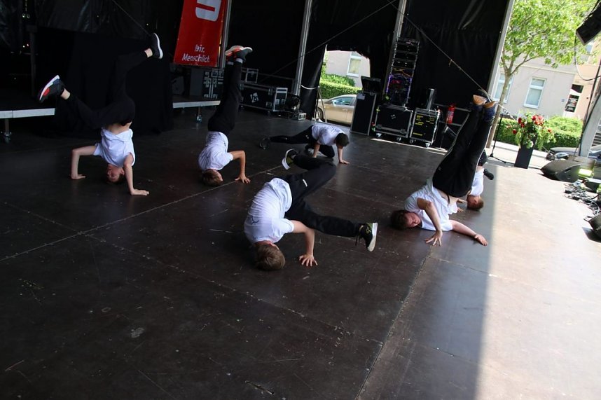 We love to entertain you