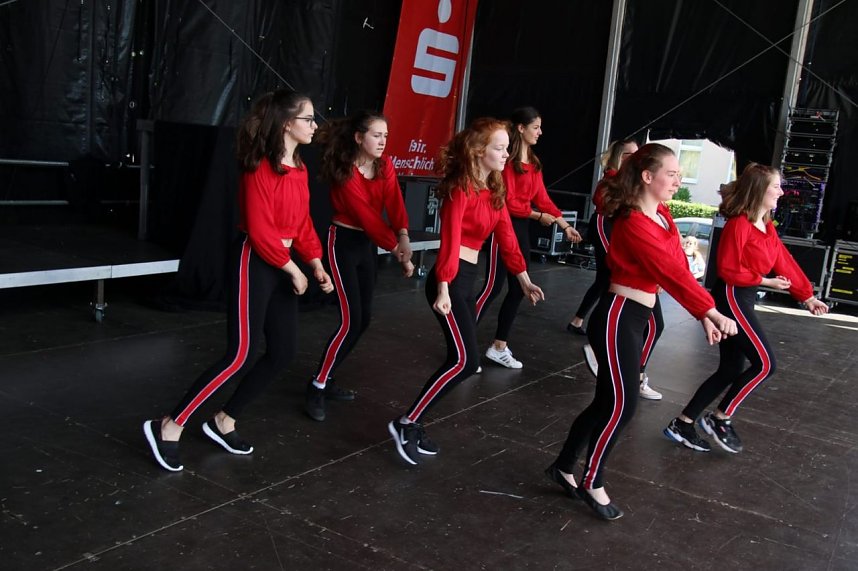 We love to entertain you