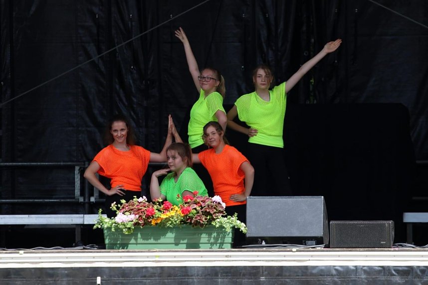 We love to entertain you