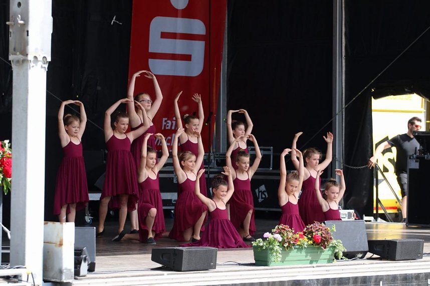 We love to entertain you