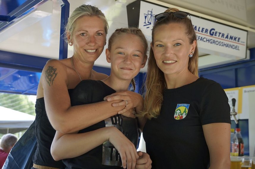 Die Damen Meinecke und &Uuml;bner mit T&ouml;chterchen Maja (11) im Bierwagen