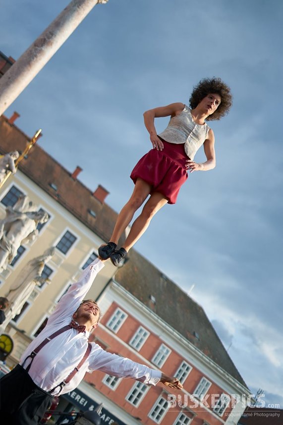 Zum Zirkus-Picknick am Zelt gibt es nat&uuml;rlich auch  k&uuml;nstlerische Unterst&uuml;tzung