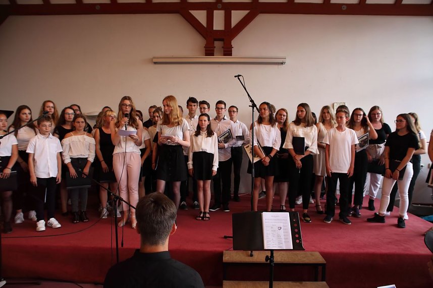 Der Jugendchor, im Vordergrund die Moderatorinnen des Abend - Klara Frenzel und Charlotte Bang
