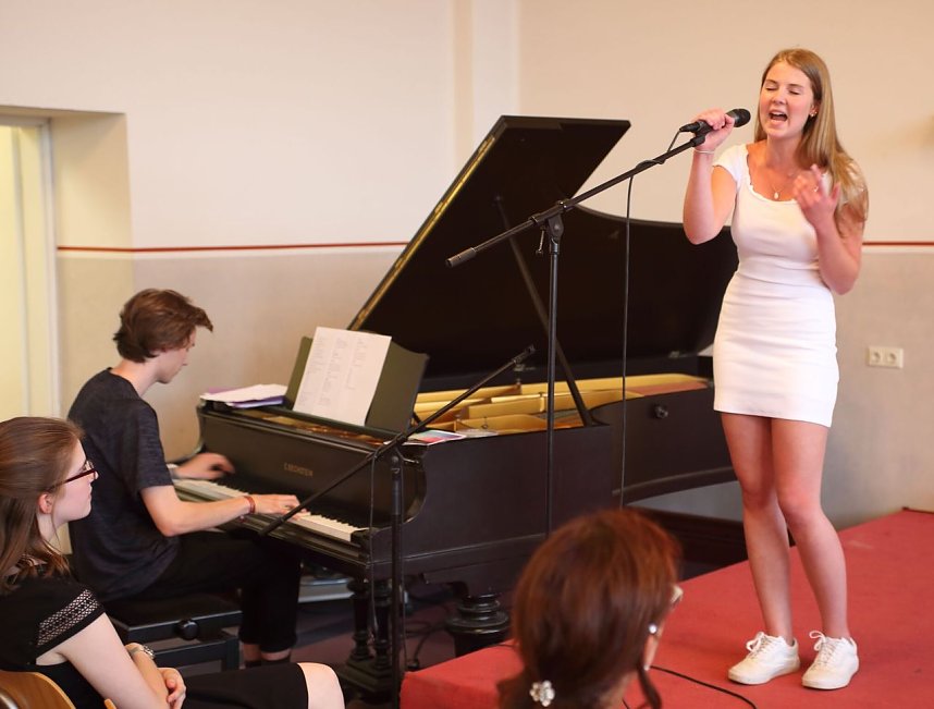 Nele A. Lerchner bei ihrem Solo, begleitet von Alexander John am Klavier