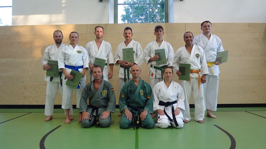 Sieben neue schwarze G&uuml;rtel